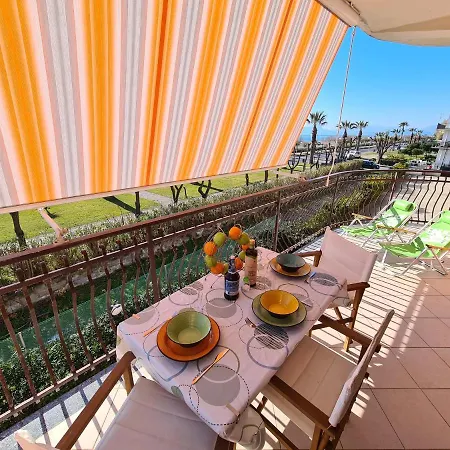 Rainbow Seafront Apartman Praia a Mare