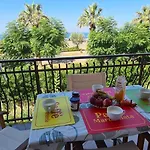 Rainbow Seafront Апартаменты *