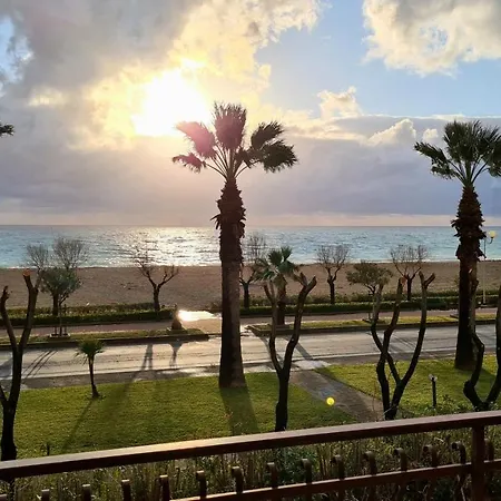 Апартаменты Rainbow Seafront